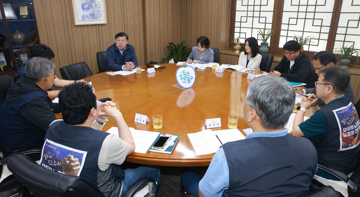 [울산=뉴시스] 박수지 기자 = 울산시 동구가 21일 동구청장실에서 전국금속노동조합 울산지부 임원진과 간담회를 진행하고 있다. (사진=동구 제공) 2025.05.21. photo@newsis.com *재판매 및 DB 금지