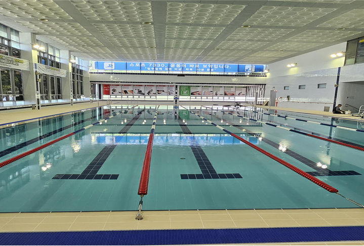 [부산=뉴시스] 리모델링 공사를 완료하고 재개장한 기장군 군민체육센터 내 수영장 (사진=부산 기장군 제공) 2025.05.21. photo@newsis.com *재판매 및 DB 금지