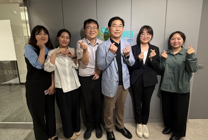 [서울=뉴시스] 강백원 식품의약품안전처 마약안전기획관은 지역사회의 체계적인 마약류 중독 재활 방안을 논의하기 위해 21일 경기 수원시에 위치한 경기 함께한걸음센터를 방문했다. (사진=식약처 제공) 2025.05.21. photo@newsis.com *재판매 및 DB 금지