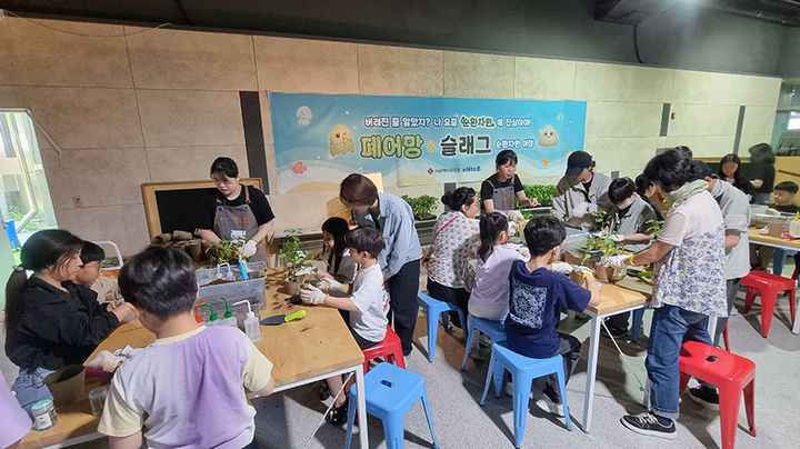 '2025 사이언스 페스티벌'을 찾은 어린이들이 서울여대와 ㈜엔투비가 운영하는 체험부스에 참여하고 있다. (사진=서울여대 제공) *재판매 및 DB 금지