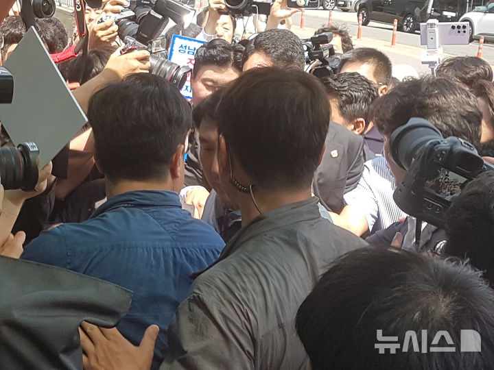 [성남=뉴시스] 신정훈 기자 = 이준석 개혁신당 후보가 21일 성남시의료원 정문 앞에서 이 후보의 방문을 거부하는 시민단체 회원과 취재진들에게 둘러싸여 있다. 2025.05.21. gs5654@newsis.com 