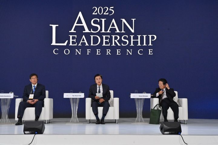 [홍성=뉴시스] 김태흠(가운데) 충남지사가 21일 신라호텔 서울에서 열린 제16회 아시안 리더십 콘퍼런스(ALC)에 참석, '한일 관계의 미래 : 한일 관계 100년을 향하여' 세션에서 강연을 하고 있다. (사진=충남도 제공) 2025.05.21. photo@newsis.com *재판매 및 DB 금지