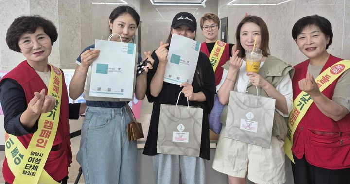 [밀양=뉴시스] 여성단체협의회가 장명희 해와달어린이집 부모 교육 행사장을 찾아 둘째 갖기 캠페인을 하고 있다. (사진=밀양시 제공) 2025.05.21. photo@newsis.com *재판매 및 DB 금지