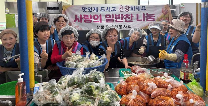 [밀양=뉴시스] 삼문동 자원봉사회가 종합사회복지관에서 진행한 밑반찬 나눔 사업을 하고 있다. (사진=밀양시 제공) 2025.05.21. photo@newsis.com *재판매 및 DB 금지