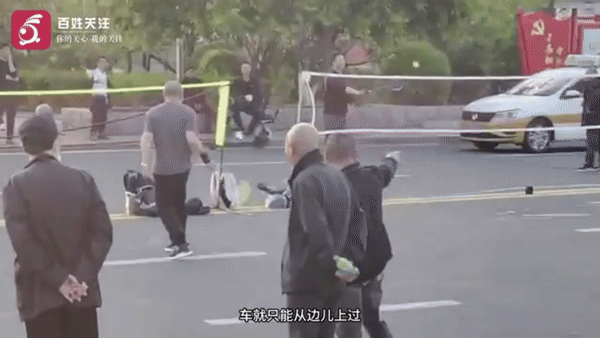 [뉴시스] 16일(현지시간) 중국 지린성 만주국 황궁 부근에서 시민들이 도로를 차지하고 배드민턴을 치고 있다. 차량이 도로 가장자리로 통행하며 교통 불편을 겪고 있다.(사진=구이저우 TV) *재판매 및 DB 금지