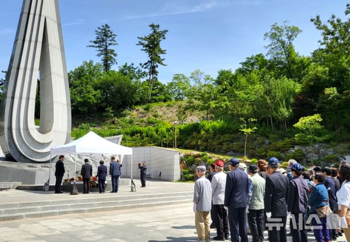 [포항=뉴시스] 송종욱 기자 = 경북 포항시가 21일 북구 덕수동 충혼탑 광장에서 '2025년 국가유공자 호국영령 위패 봉안식'을 거행했다. 사진은 국가유공자 위패 봉안식 모습. (사진=포항시 제공) 2025.05.21. photo@newsis.com