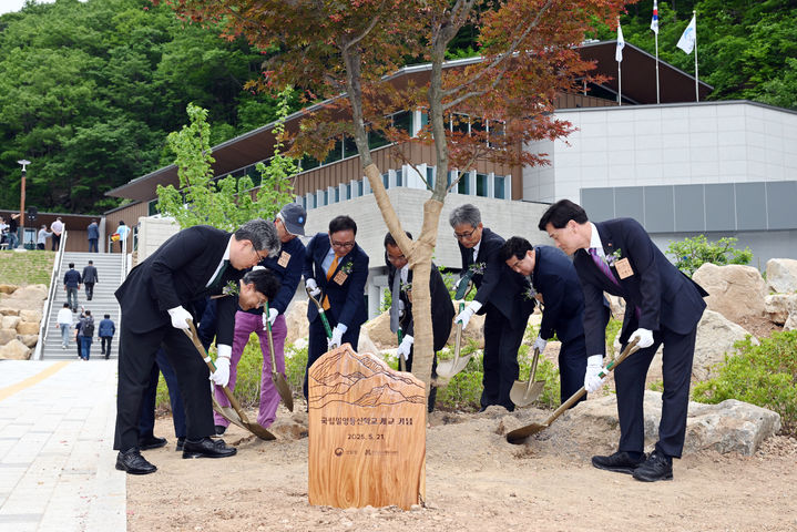 [밀양=뉴시스] 안병구 시장과 국립밀양등산학교 개교식 행사 참여자들이 기념 식수를 하고 있다. (사진=밀양시 제공) 2025.05.21. photo@newsis.com *재판매 및 DB 금지