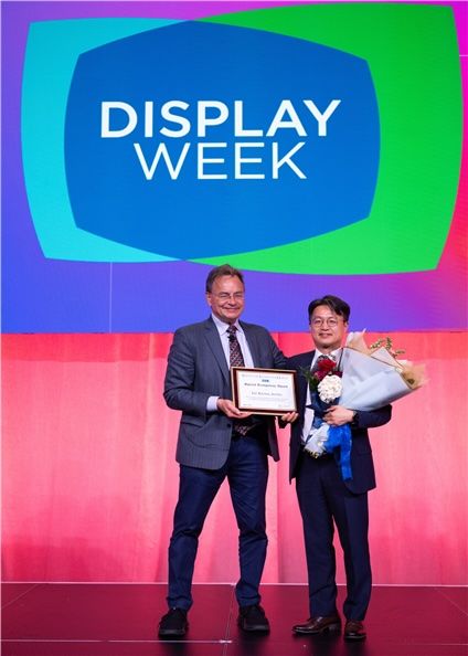 정재경 교수(오른쪽)가 2025 SID Honors and Awards 시상식에서 특별공로상을 수상해 기념사진을 촬영하고 있다. (사진=한양대 제공) *재판매 및 DB 금지