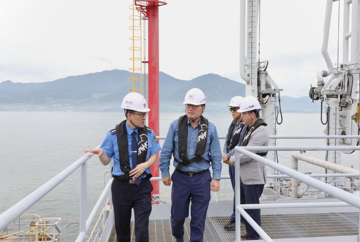 [여수=뉴시스] 김기용 여수해양경찰서장이 21일 오일허브코리아여수를 방문해 재난적 해양오염사고 등 대응방안을 살피고 있다. (사진=여수시 제공) 2025.05.21. photo@newsis.com *재판매 및 DB 금지