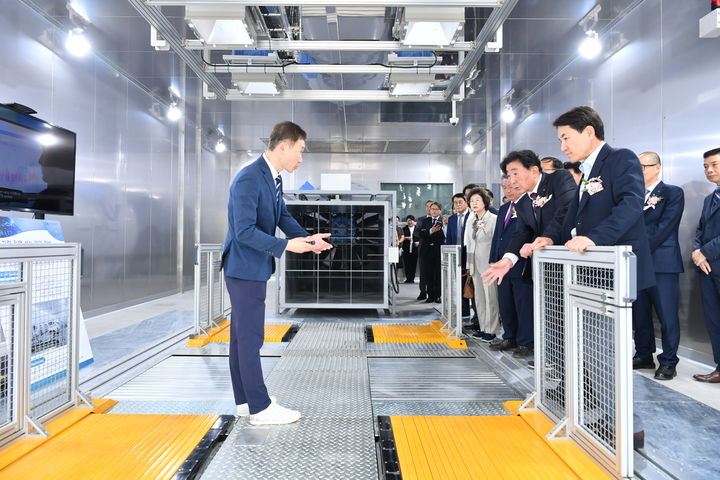 경상용 특장 시작차 제작 지원센터 준공식. *재판매 및 DB 금지