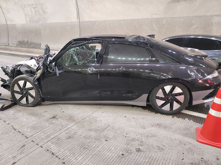 [임실=뉴시스] 21일 오전 9시11분께 전북 임실군 강진면의 한 터널에서 주행 중이던 승용차가 정차해있던 1t 트럭을 들이받아 승용차가 파손돼 있다. (사진=전북도소방본부 제공) 2025.05.21. photo@newsis.com *재판매 및 DB 금지