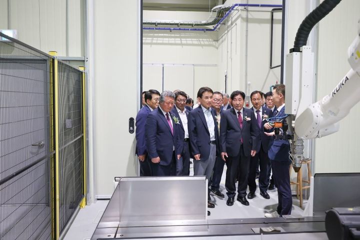 [춘천=뉴시스] 21일 강원특별자치도(도지사 김진태. )는 21일 횡성군 묵계리 일원에서 ‘경상용 특장 시작차 제작 지원센터’ 준공식을 가졌다 고 밝혔다. 강원특별자치도 제공. *재판매 및 DB 금지