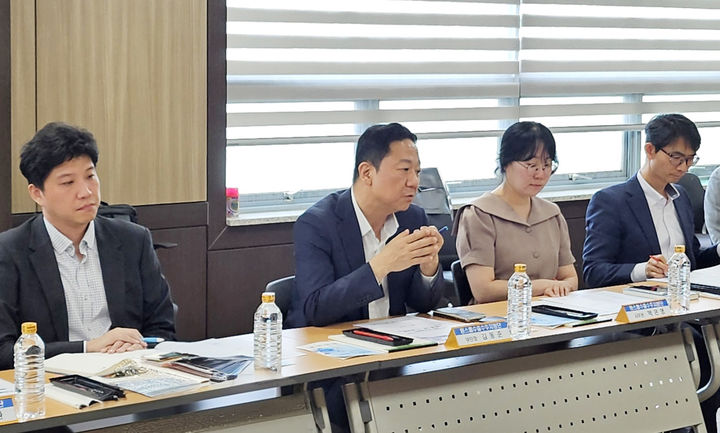 김동준 기획재정부 원스톱수출수주지원단 부단장이 21일 오후 충남 당진 한국산업단지공단에서 열린 '당진 한국산업단지공단 원스톱 수출 119'에서 모두발언을 하고 있다.(사진 : 기획재정부 제공) 2025.5.21. *재판매 및 DB 금지