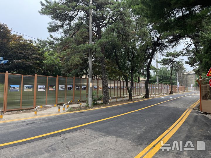 [의정부=뉴시스] 경기 의정부시 반환 미군기지 캠프 레드클라우드(CRC) 내 임시 통과도로 양 옆으로 외부인의 출입을 막는 펜스가 설치돼 있다. (사진=의정부시청) photo@newsis.com 