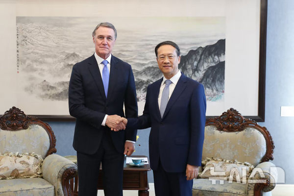 [베이징=뉴시스] 마자오쉬 중국 외교부 부부장(차관)은 20일 데이비드 퍼듀 신임 주중 미국대사와 만남을 갖고 양국 관계와 공동 관심사안 등에 대해 의견을 교환했다고 21일 중국 외교부가 밝혔다.(사진=중국 외교부 홈페이지 갈무리) 2025.05.21 photo@newsis.com