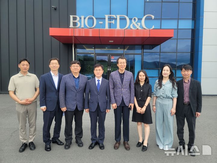 [광주=뉴시스] 김동수 광주본부세관장은 21일 전남 화순 생물의약산업단지 내 바이오에프디엔씨를 현장 방문했다. (사진=광주세관 제공). 2025.05.21. photo@newsis.com *재판매 및 DB 금지