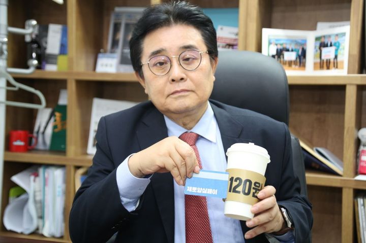 [서울=뉴시스]전병헌 새미래민주당 대표가 21일 '법카·커피 120원' 챌린지를 진행하고 있다. (사진=전병헌 새미래민주당 대표 페이스북 캡처) 2025.05.21 *재판매 및 DB 금지