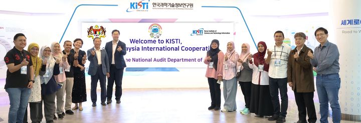 [대전=뉴시스] KISTI 대전 본원을 찾은 말레이시아 감사원 관리자 일행이 기념 촬영을 하고 있다.(사진=KISTI 제공) *재판매 및 DB 금지