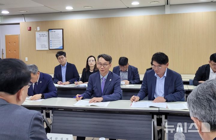 [세종=뉴시스]경남도 김명주(가운데) 경제부지사가 21일 정부세종청사에서 열린 기획재정부 주관 '2025년 지방재정협의회'에 참석해 내년도 국비사업 5건 183억 원 지원을 건의하고 있다.(사진=경남도 제공) 2025.05.21. photo@newsis.com