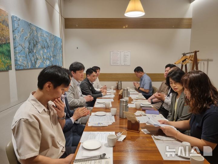 [안양=뉴시스] 야외 행사에 따른 의료지원 협력체계 강화 간담회 현장. (사진=안양시 제공). 2025.05.21.photo@newsis.com