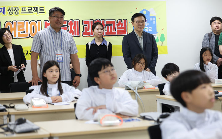 [이천=뉴시스] 임태희 경기도교육감이 21일 오후 경기 이천시 한국세라믹기술원 반도체종합솔루션센터 강의실에서 초등학생들이 '어린이 반도체 과학교실' 강의를 듣고 있는 모습을 살펴보고 있다. 학생들은 이날 클린룸 견학, 방진복 착용 체험, 실습 강의 등을 통해 반도체 공정 전반에 대한 이해를 높였다. (사진=경기도교육청 제공) 2025.05.21. photo@newsis.com *재판매 및 DB 금지