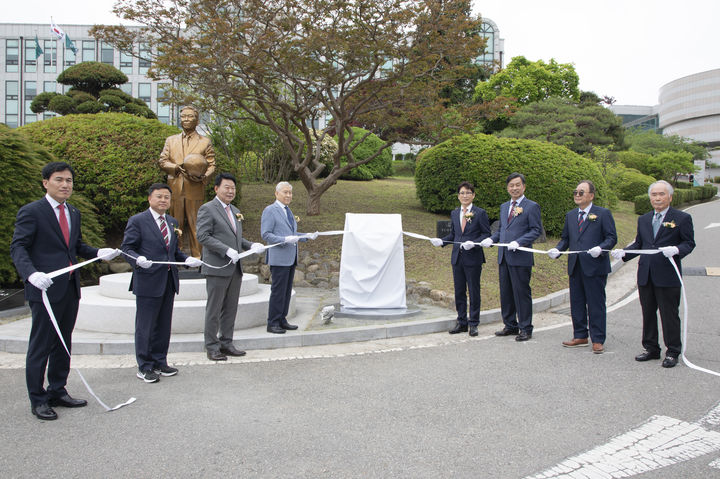 [당진=뉴시스] 지난 20일 신성대학교에서 열린 개교 30주년 기념식을 찾은 내외빈이 설립자 고 태촌 이병하 박사 동상 제막식을 갖고 있다. (사진=신성대학교 제공) 2025.05.21. photo@newsis.com *재판매 및 DB 금지