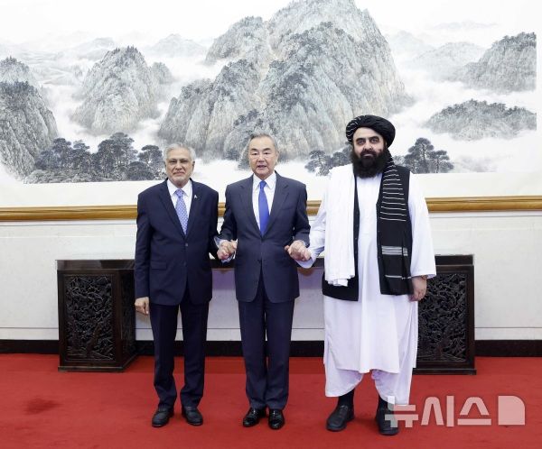 [베이징=뉴시스] 왕이 중국공산당 중앙정치국 위원 겸 외교부장은 21일 베이징에서 아미르 칸 무타키 아프가니스탄 외무장관 대행, 이샤크 다르 파키스탄 부총리 겸 외무장관과 함께 비공식회담을 가졌다고 중국 외교부가 전했다.(사진=중국 외교부 홈페이지 갈무리) 2025.05.21 photo@newsis.com