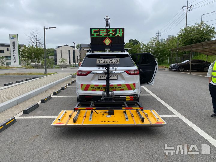[과천=뉴시스] 지표투과레이더(GPR)를 장착한 차량. (사진=과천시 제공).2025.05.21.photo@newsis.com