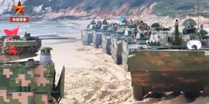 중국이 대만 인근에서 라이칭더 대만 총통 취임 1주년을 맞아 수륙양용 군사 훈련을 실시했다고 사우스 차이나 모닝 포스트가 21일 보도했다. 사진은 중국 인민해방군 훈련 모습. <사진캡쳐=CCTV> *DB 및 재판매 금지. *재판매 및 DB 금지