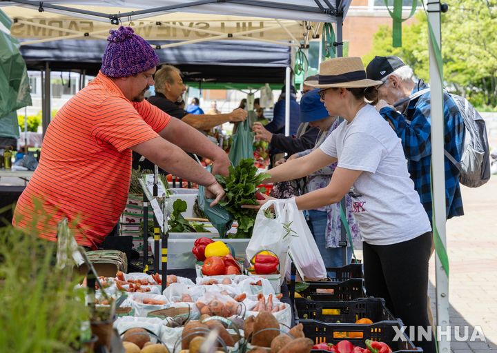 [토론토=신화/뉴시스] 캐나다 통계청이 미국 정부의 셧다운으로 통계가 제공되지 않아 9월의 무역통계 발표를 연기한다고 11월 4일 발표했다.  사진은 지난 5월20일 캐나다 토론토의 한 마켓에서 소비자 물가지수가 전년 대비 1..7% 상승한 가운데 시민들이 장을 보고 있는 광경.  2025. 11.05. 