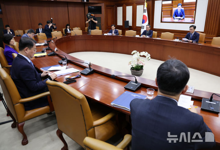 [서울=뉴시스] 배훈식 기자 = 김범석 기획재정부 장관 직무대행 1차관이 21일 오전 서울 종로구 정부서울청사에서 경제장관회의 겸 산업경쟁력강화관계장관회의를 하고 있다. 2025.05.21. dahora83@newsis.com