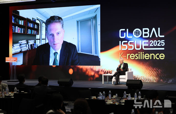 [서울=뉴시스] 황준선 기자 = 백용호 GK인사이츠 이사장과 마커스 브루마이어(화상) 미국 프린스턴대학교 경제학 교수가 21일 오전 서울 종로구 JW 메리어트 동대문 스퀘어 서울에서 머니투데이방송 주최로 열린 글로벌 이슈 2025 K-resilience 포럼에서 대담을 나누고 있다. 2025.05.21. hwang@newsis.com