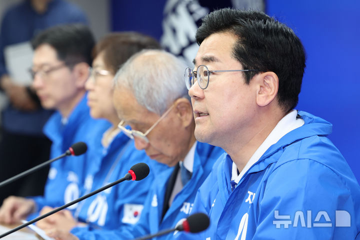 [서울=뉴시스] 권창회 기자 = 박찬대 더불어민주당 상임총괄선거대책위원장이 21일 서울 여의도 더불어민주당 당사에서 열린 중앙선거대책위원회의에서 발언하고 있다. 2025.05.21. kch0523@newsis.com