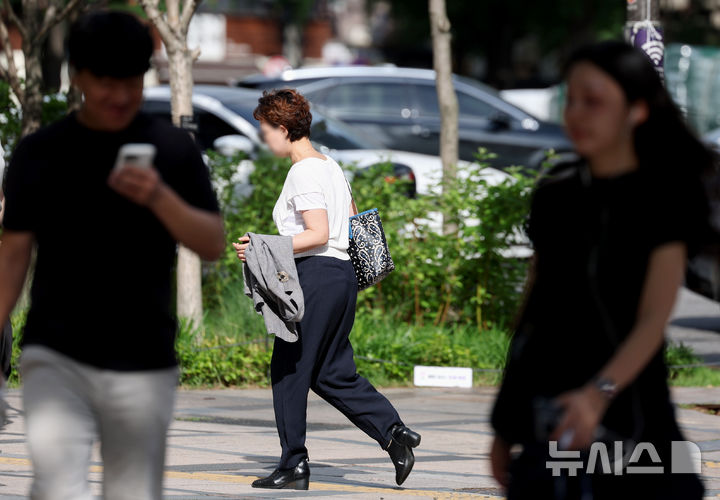 [서울=뉴시스] 김진아 기자 = 여름 기운이 돌기 시작하는 절기 '소만'인 21일 서울 종로구 일대에서 시민들이 반팔을 입고 출근하고 있다. 2025.05.21. bluesoda@newsis.com