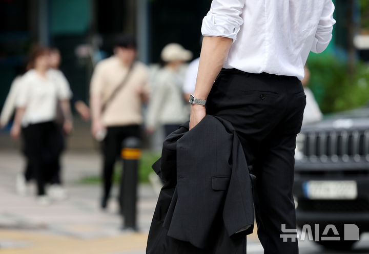 [서울=뉴시스] 김진아 기자 = 여름 기운이 돌기 시작하는 절기 '소만'인 21일 서울 종로구 일대에서 시민들이 반팔을 입고 출근하고 있다. 2025.05.21. bluesoda@newsis.com
