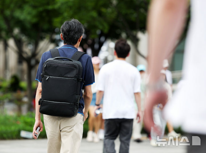 [서울=뉴시스] 김진아 기자 = 여름 기운이 돌기 시작하는 절기 '소만'인 21일 서울 종로구 일대에서 시민들이 반팔을 입고 출근하고 있다. 2025.05.21. bluesoda@newsis.com
