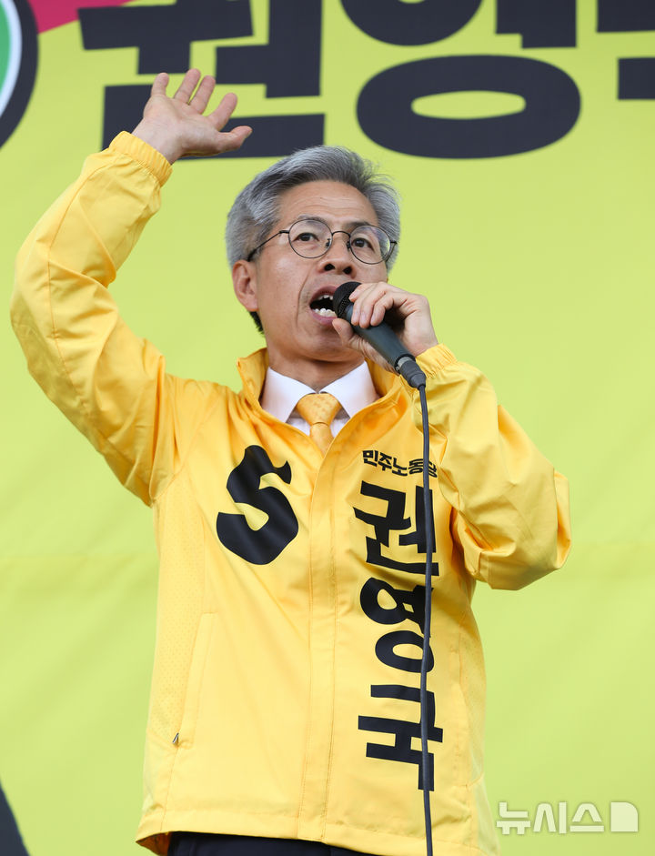 [제주=뉴시스] 우장호 기자 = 권영국 민주노동당 대선 후보가 21일 오전 제주시 신제주로터리 인근에서 유권자들에게 지지를 호소하고 있다. 2025.05.21. woo1223@newsis.com