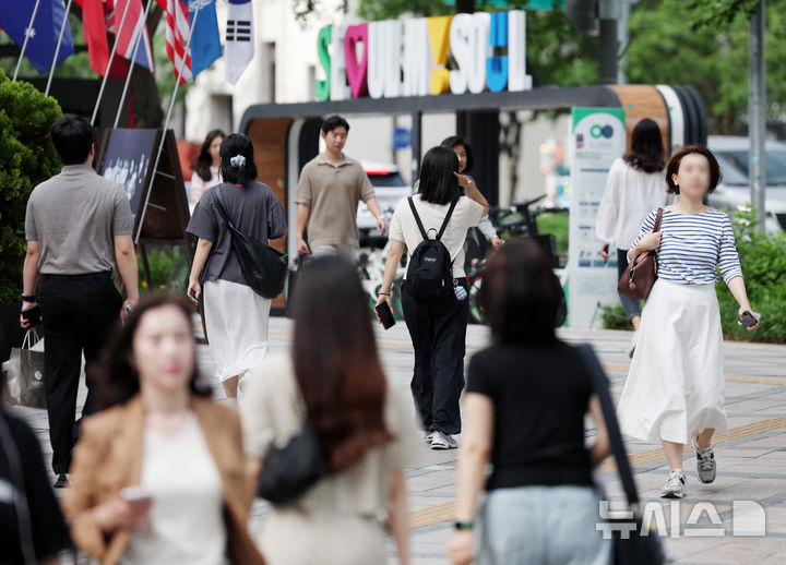 [서울=뉴시스] 김진아 기자 = 여름 기운이 돌기 시작하는 절기 '소만'인 21일 서울 종로구 일대에서 시민들이 반팔을 입고 출근하고 있다. 2025.05.21. bluesoda@newsis.com