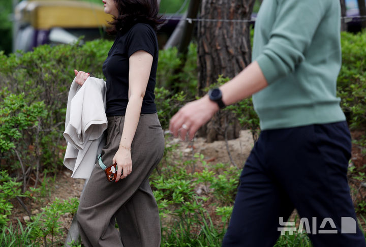 [서울=뉴시스] 김진아 기자 = 여름 기운이 돌기 시작하는 절기 '소만'인 21일 서울 종로구 일대에서 시민들이 반팔을 입고 출근하고 있다. 2025.05.21. bluesoda@newsis.com