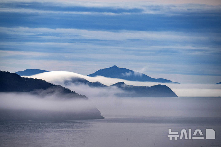 [남해=뉴시스] 차용현 기자 = 21일 오전 경남 남해군 이동면 바닷가에 운해가 내려앉아 신비감을 더하고 있다. 2025.05.21.con@newsis.com