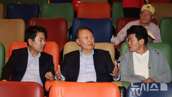 [서울=뉴시스] 황준선 기자 = 윤석열 전 대통령이 21일 오전 서울 중구 메가박스 동대문점에서 다큐멘터리 영화 '부정선거, 신의 작품인가'를 관람하기 앞서 이영돈 PD, 전직 한국사 강사 전한길씨와 대화하고 있다. 2025.05.21. hwang@newsis.com