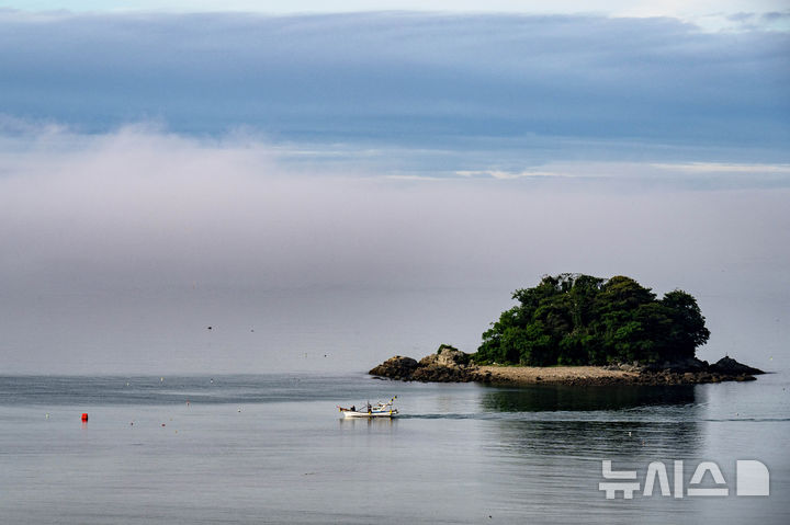 [남해=뉴시스] 차용현 기자 = 21일 오전 경남 남해군 이동면 바닷가에 운해가 내려앉아 신비감을 더하고 있다. 2025.05.21.con@newsis.com