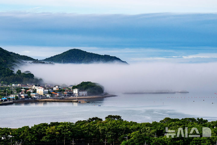 [남해=뉴시스] 차용현 기자 = 21일 오전 경남 남해군 이동면 바닷가에 운해가 내려앉아 신비감을 더하고 있다. 2025.05.21.con@newsis.com