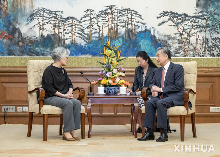 [베이징=신화/뉴시스] 왕이 중국 공산당 중앙정치국 위원 겸 외교부장이 20일 베이징에서 중국을 방문한 강경화 미국 아시아소사이어티 회장과 만났다. 2025.05.21
