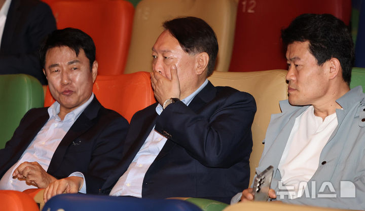 [서울=뉴시스] 황준선 기자 = 윤석열 전 대통령이 21일 오전 서울 중구 메가박스 동대문점에서 다큐멘터리 영화 '부정선거, 신의 작품인가'를 관람하기 위해 착석해 있다. 왼쪽부터 이영돈 PD, 윤 전 대통령, 전직 한국사 강사 전한길 씨. 2025.05.21. hwang@newsis.com