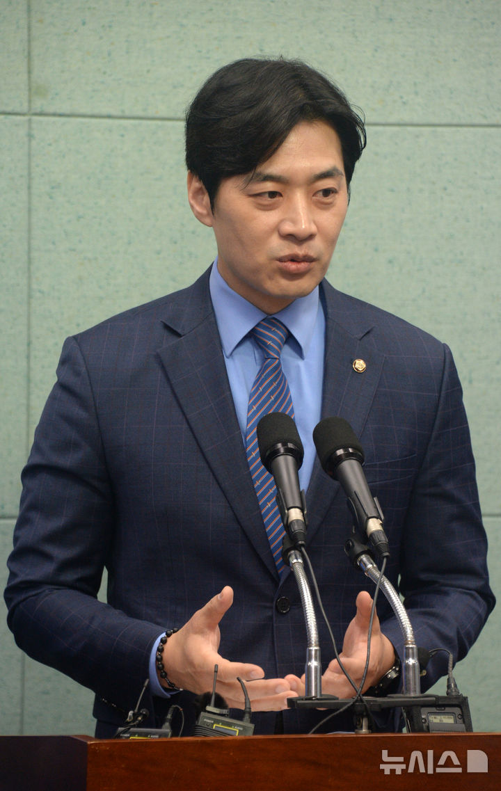 [전주=뉴시스] 김얼 기자 = 더불어민주당 한준호 중앙당 공동선대위원장이 21일 전북 전주시 전북특별자치도의회 기자회견장에서 제21대 대통령 선거 중간점검 기자회견을 열고 질의에 답변하고 있다. 2025.05.21. pmkeul@newsis.com