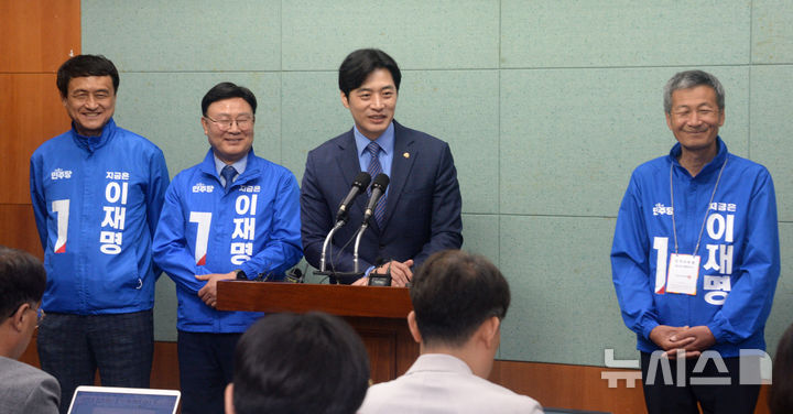 [전주=뉴시스] 김얼 기자 = 더불어민주당 한준호(오른쪽 두번째) 중앙당 공동선대위원장이 21일 전북 전주시 전북특별자치도의회 기자회견장에서 제21대 대통령 선거 중간점검 기자회견을 열고 질의에 답변하고 있다. 2025.05.21. pmkeul@newsis.com