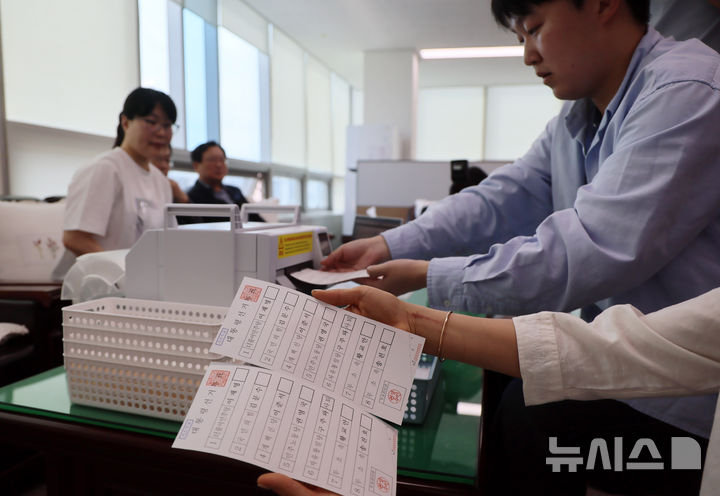 [서울=뉴시스] 조수정 기자 = 21일 서울 양천구 양천구선거관리위원회에서 직원들이 21대 대통령 선거 거소투표신고 인명부에 등록된 선거인에게 발송할 '거소투표용지'를 인쇄하고 있다.거소투표는 함정에서 오랫동안 생활하는 군인 등 투표소와 멀리 떨어져 직접 투표가 곤란한 유권자들을 위한 투표 방법이다. (공동취재) 2025.05.21. chocrystal@newsis.com