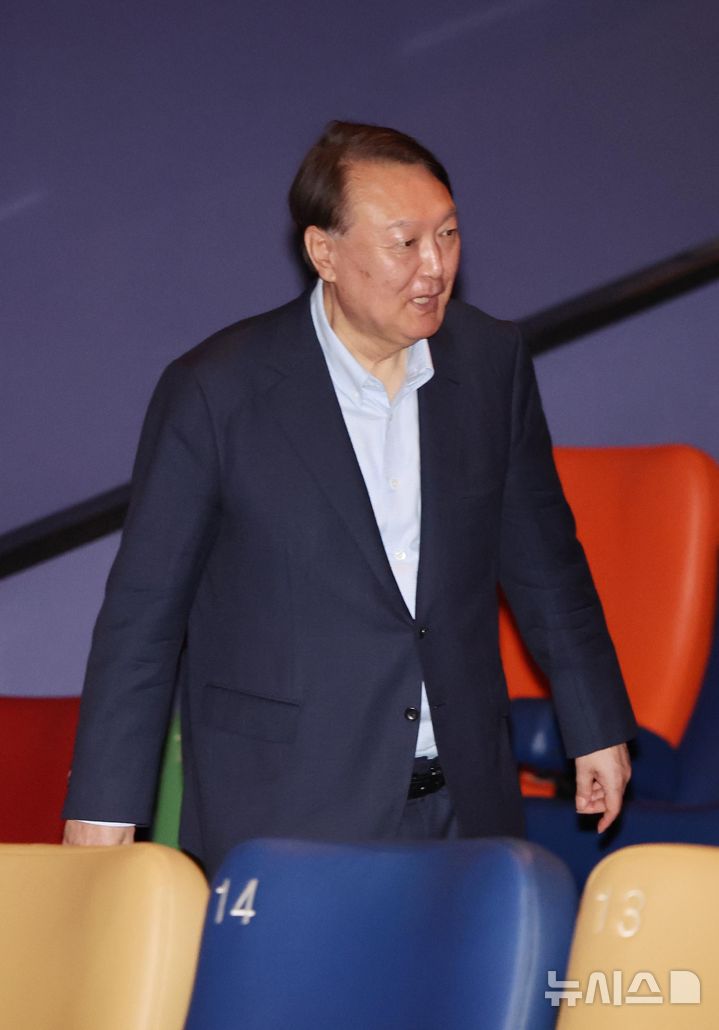 [서울=뉴시스] 황준선 기자 = 윤석열 전 대통령이 21일 오전 서울 메가박스 동대문점에서 다큐멘터리 영화 '부정선거, 신의 작품인가'를 관람하기 위해 이동하고 있다. 2025.05.21. hwang@newsis.com