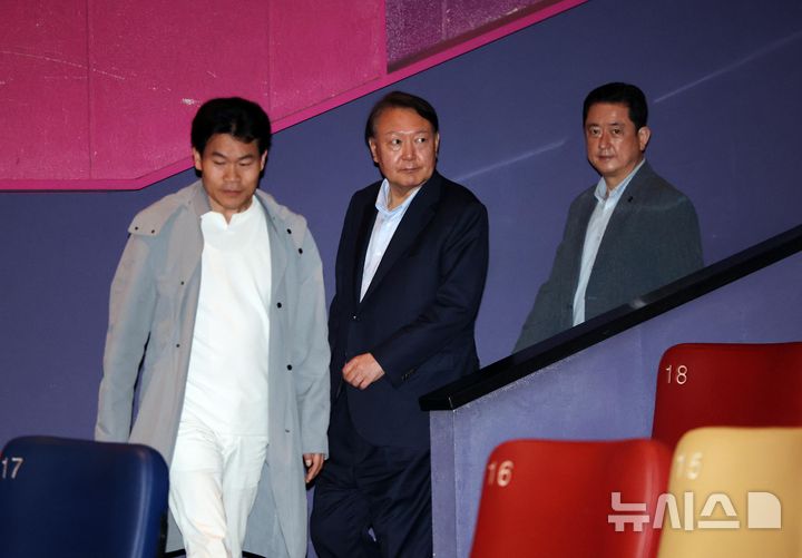 [서울=뉴시스] 황준선 기자 = 윤석열 전 대통령이 21일 오전 서울 메가박스 동대문점에서 다큐멘터리 영화 '부정선거, 신의 작품인가'를 관람하기 위해 이동하고 있다. 2025.05.21. hwang@newsis.com